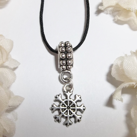 wvluckygirl Jewelry - Silver Snowflake Necklace Adjustable Snow Simple Minimalist Style Set NWT 4949
